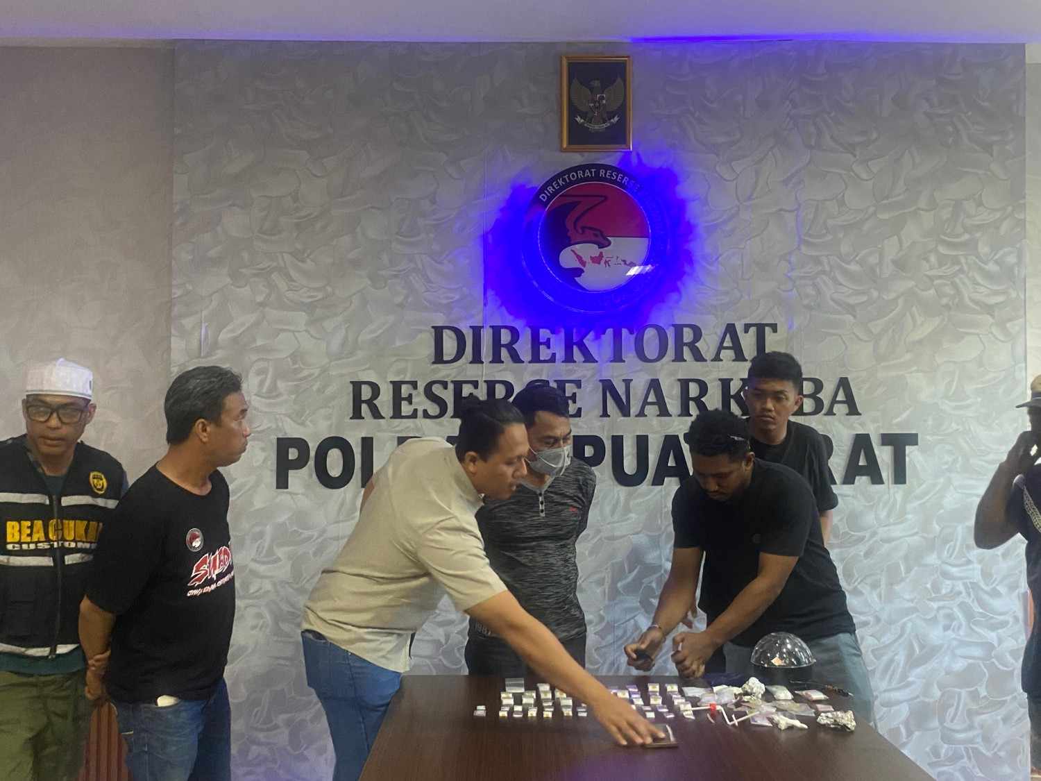 Polisi Gerebek Kos di Wosi, 52 Paket Sabu Disita dari Dalam Lampu