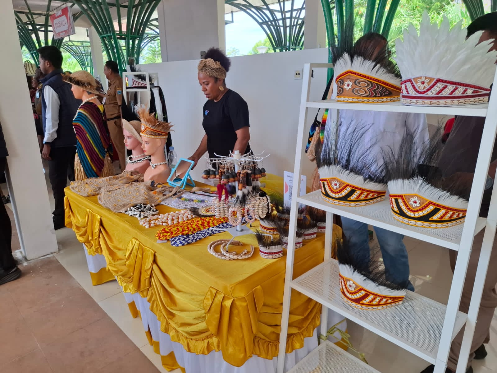 Gubernur Dorong Anak Muda Papua Barat Kembangkan Produk Lokal