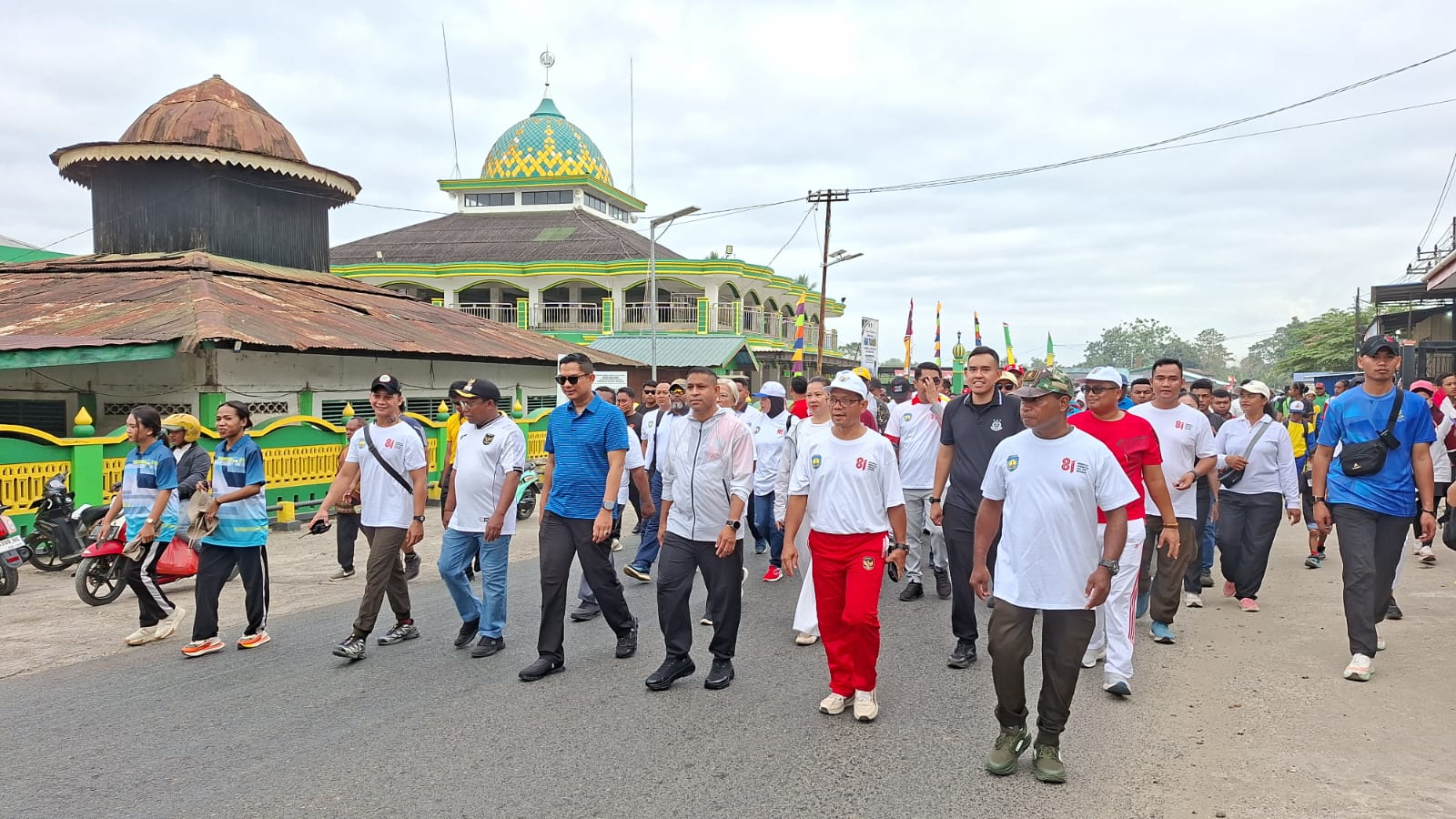 Bupati Yohanis Manibuy Berjalan Bersama Masyarakat Ramaikan Gebyar Proklamasi