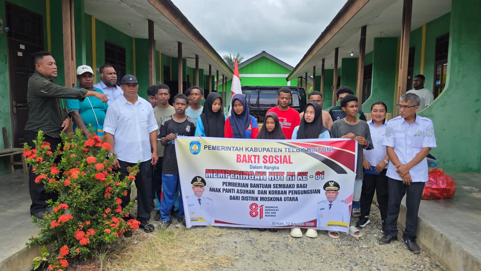 Sampai ke Pengungsi, Pemda Bintuni Salurkan Bapok dan Alat Rumah Tangga Sambut HUT RI