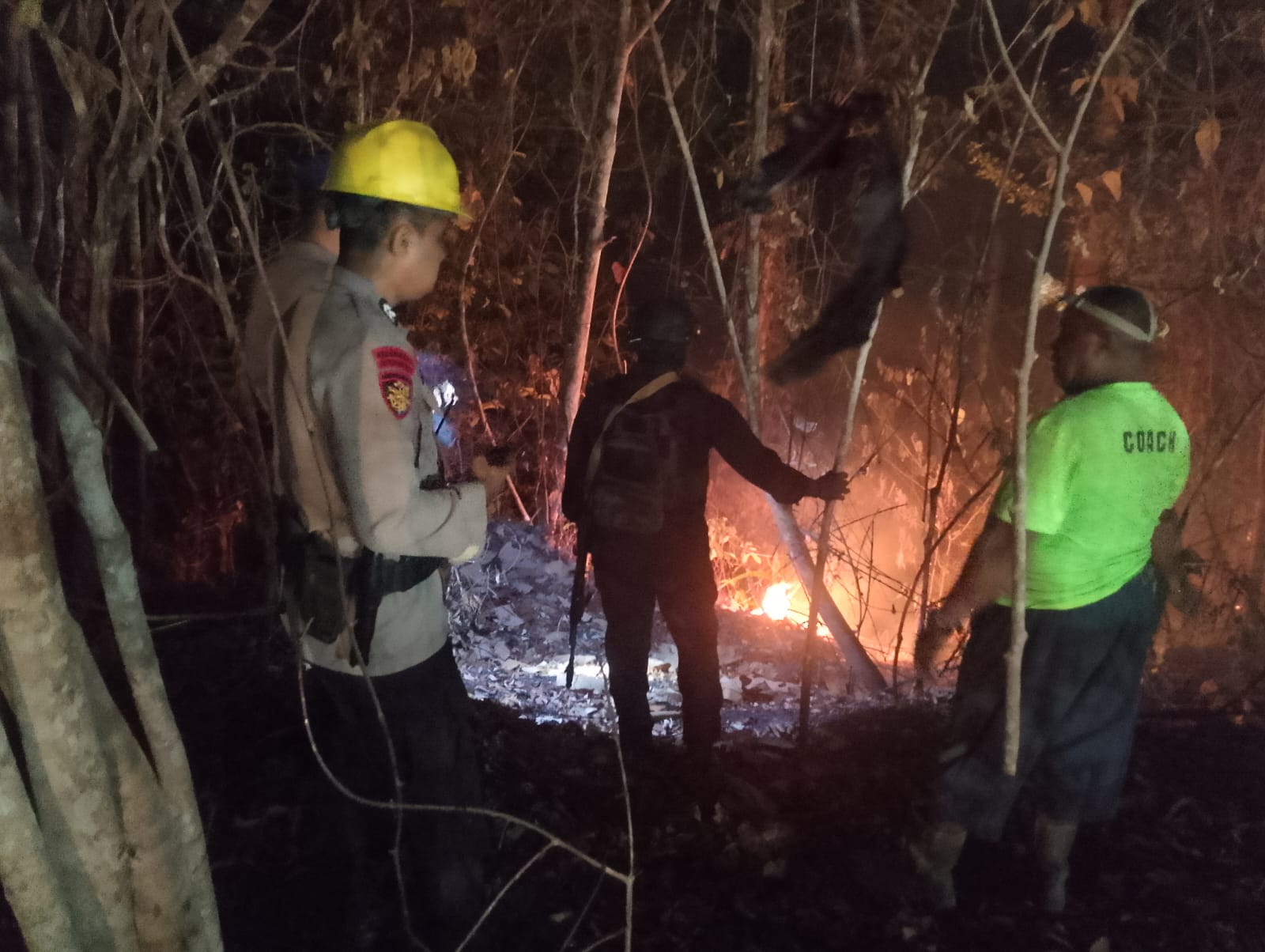 Kebakaran Lahan di Tanah Merah Belum Padam, Polri dan Tim BP Berau Ltd Kerahkan Armada Gabungan