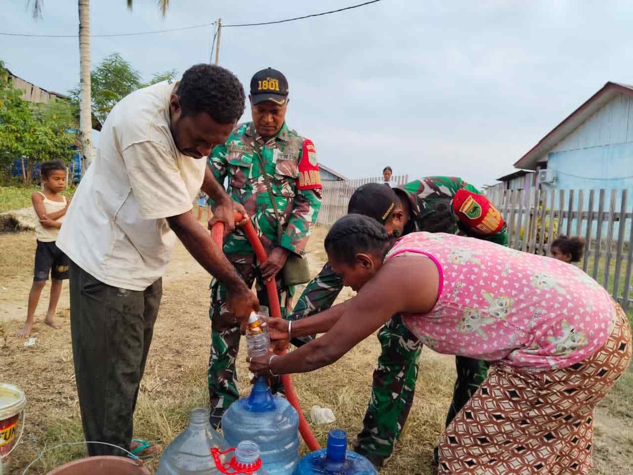 Warga Huntara Susweni Terima Bantuan Air Bersih dari Kodim 1801 Manokwari