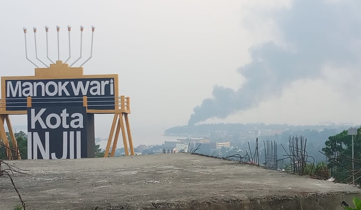 Di Balik Kabut Asap Manokwari : Nafas Sesak, Sekolah di Ruangan dan Harapan Langit Biru