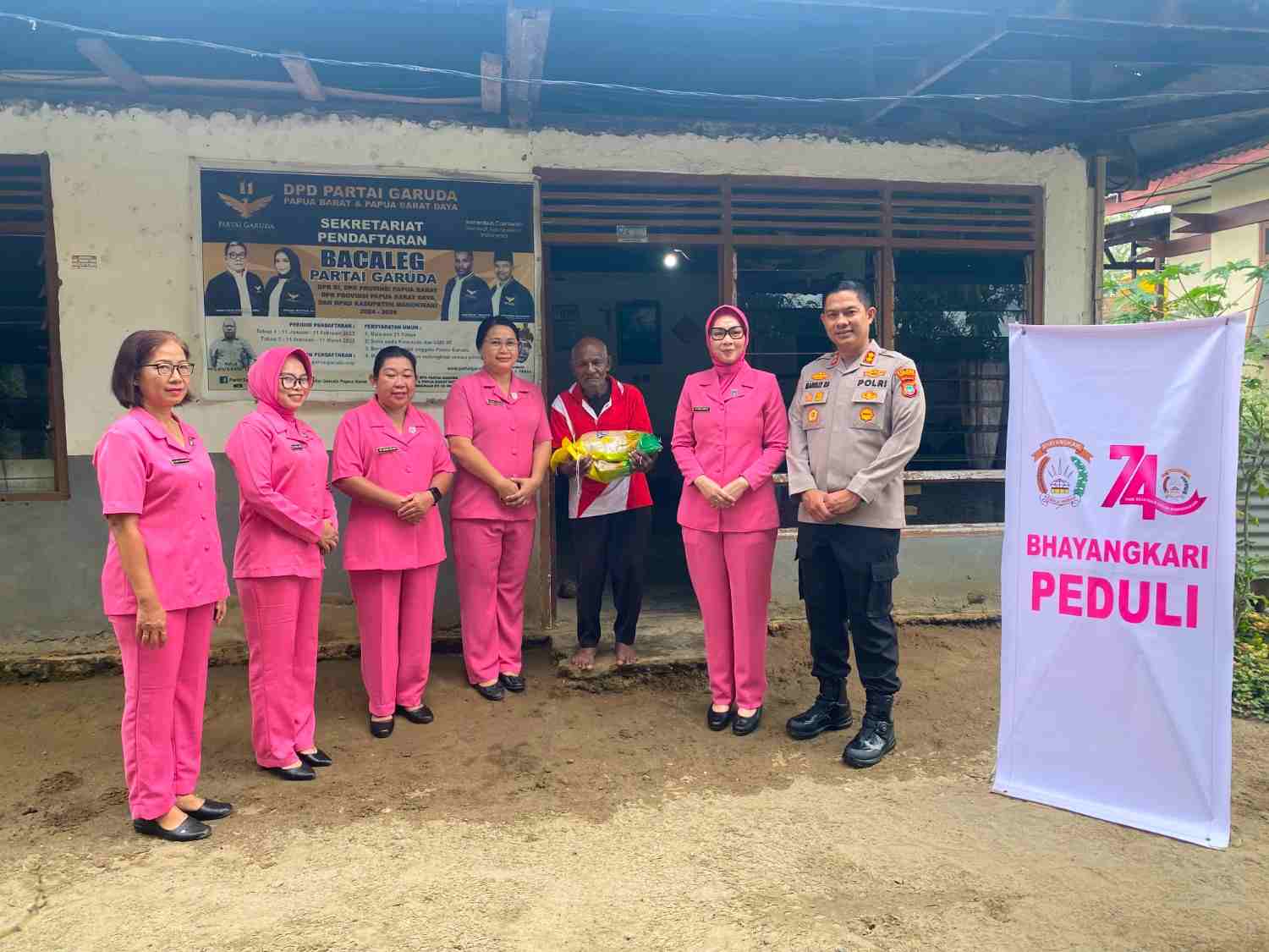 Kapolres Bintuni Turun Langsung, Bhayangkari Peduli Sasar 5 Titik di Kompleks Pensiunan