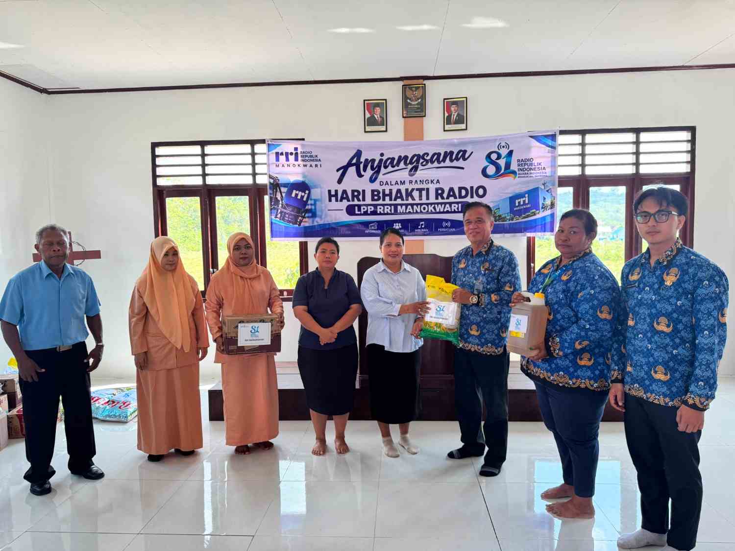 Yames Awaeh Baw Semangat Hari Radio Ke Tengah Masyarakat, RRI Manokwari Gelar Aksi Sosial