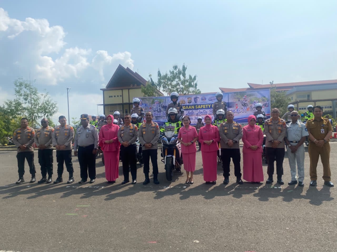 Peragaan Safety Riding Meriahkan HUT Lantas Bhayangkara ke-71