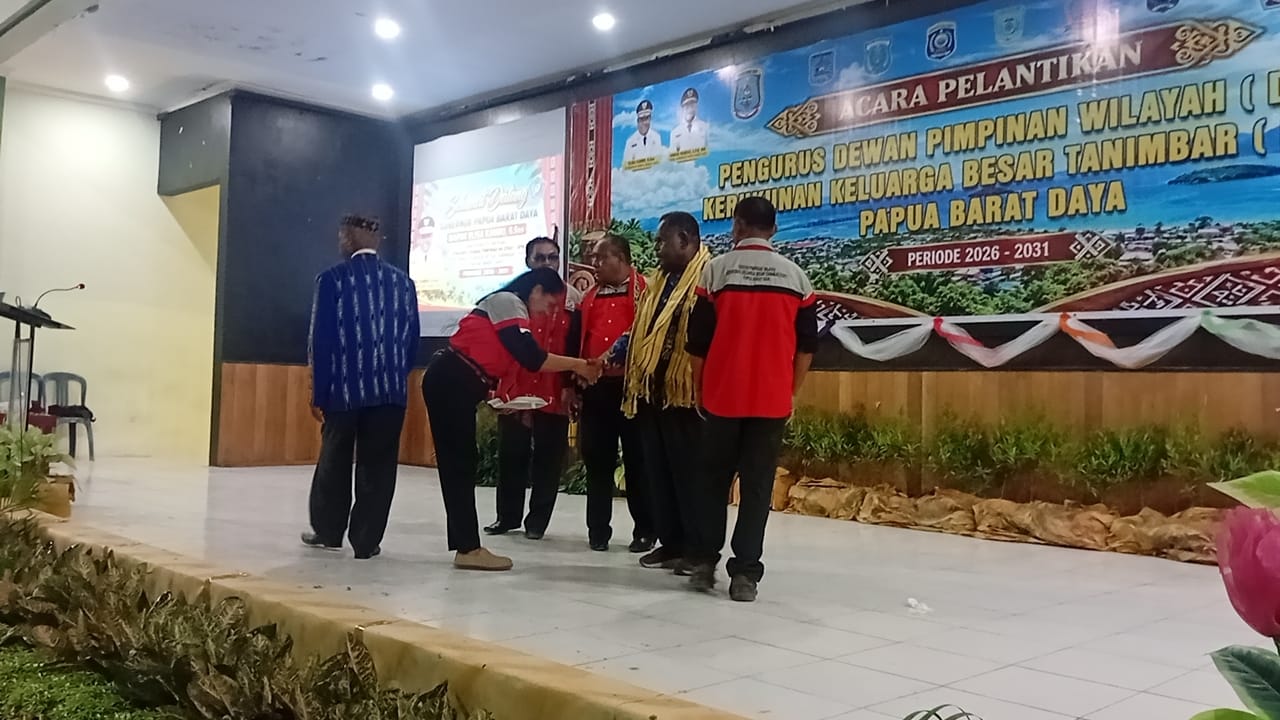 Dewan Adat KKBT Nobatkan Elisa Kambu sebagai Anak Adat Tanimbar