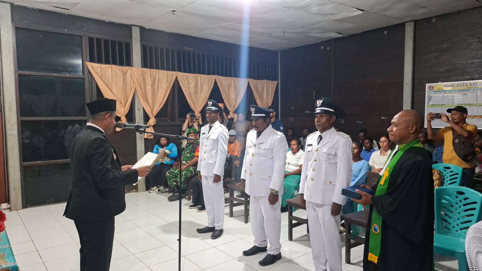 Lantik Tiga Kepala Kampung di Wamesa, Bupati Yohanis Manibuy Tegaskan Pemimpin Harus Dekat dengan Rakyat
