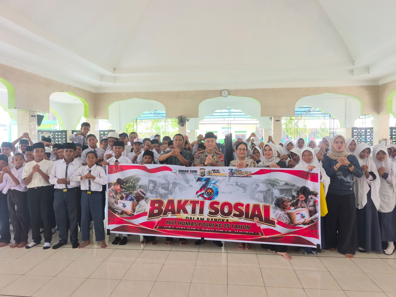 Bidhumas Polda Papua Barat Baksos di Ponpes Hidayatullah