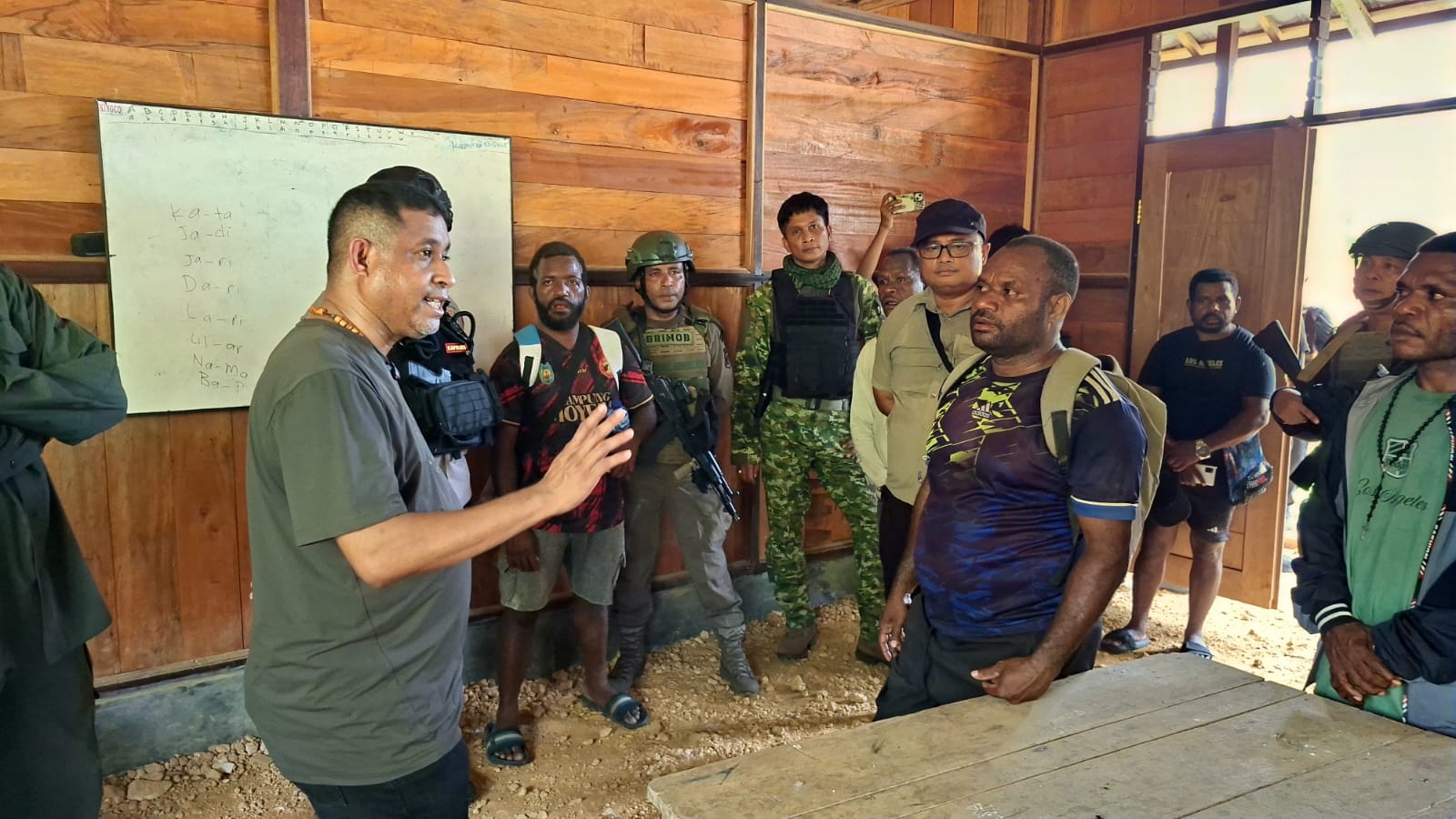 Bupati Yohanis Manibuy Tegaskan Pemulangan Pengungsi Moskona Sebelum Natal
