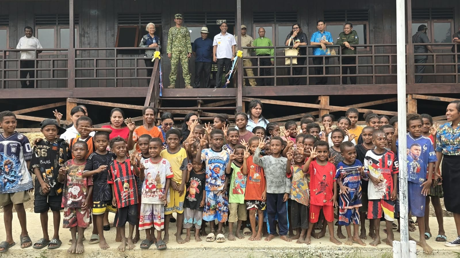 Bupati Bintuni Resmikan Rumah Singgah Andarias Defretes dan Ruang Kelas SD YPK Sion Yakati