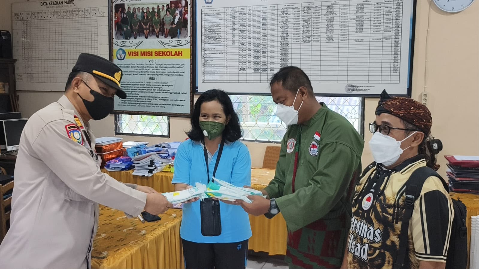 Persinas Asad dan Polresta Manokwari Bagi Ratusan Masker ke SD 01 Manokwari