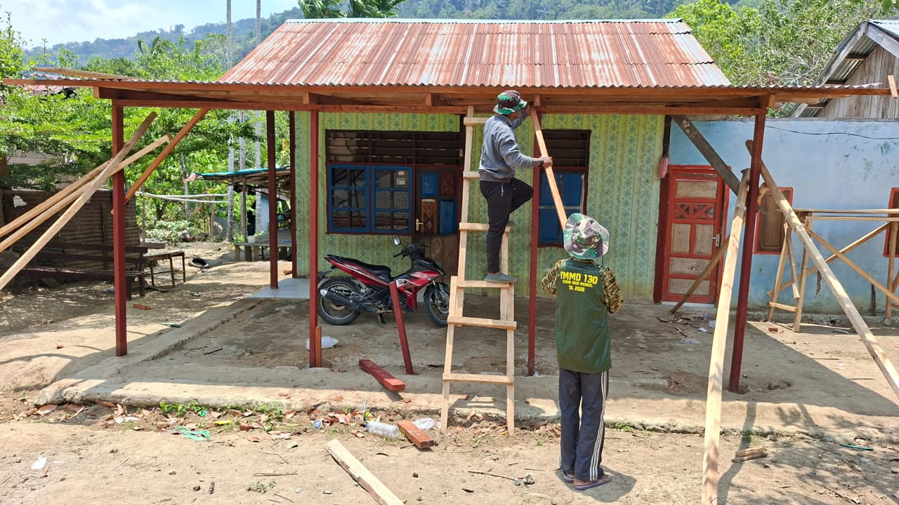 Satgas TMMD Kodim Mansel Pasang Atap Tiga Unit Rumah di Yamboi Gunung